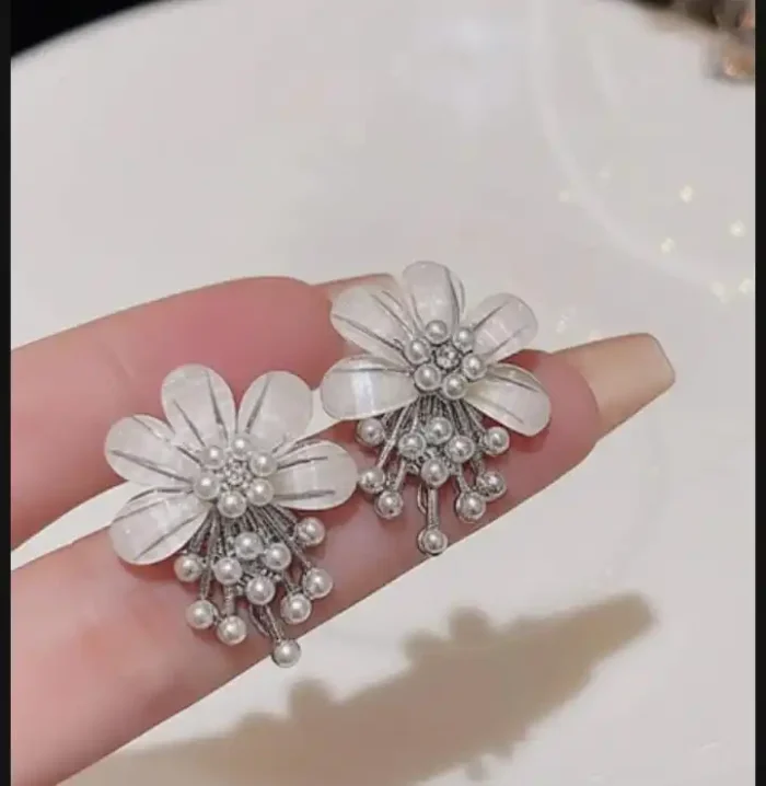 Flower Pearl Korean Earrings - Image 3