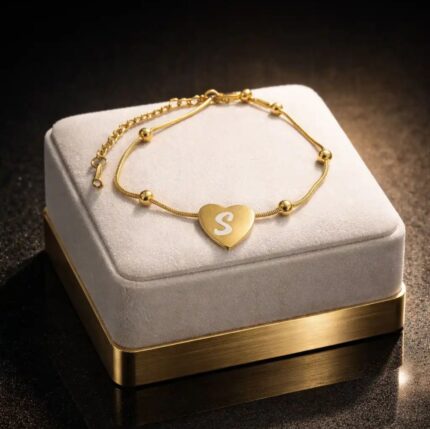 Elegant gold bracelet with heart